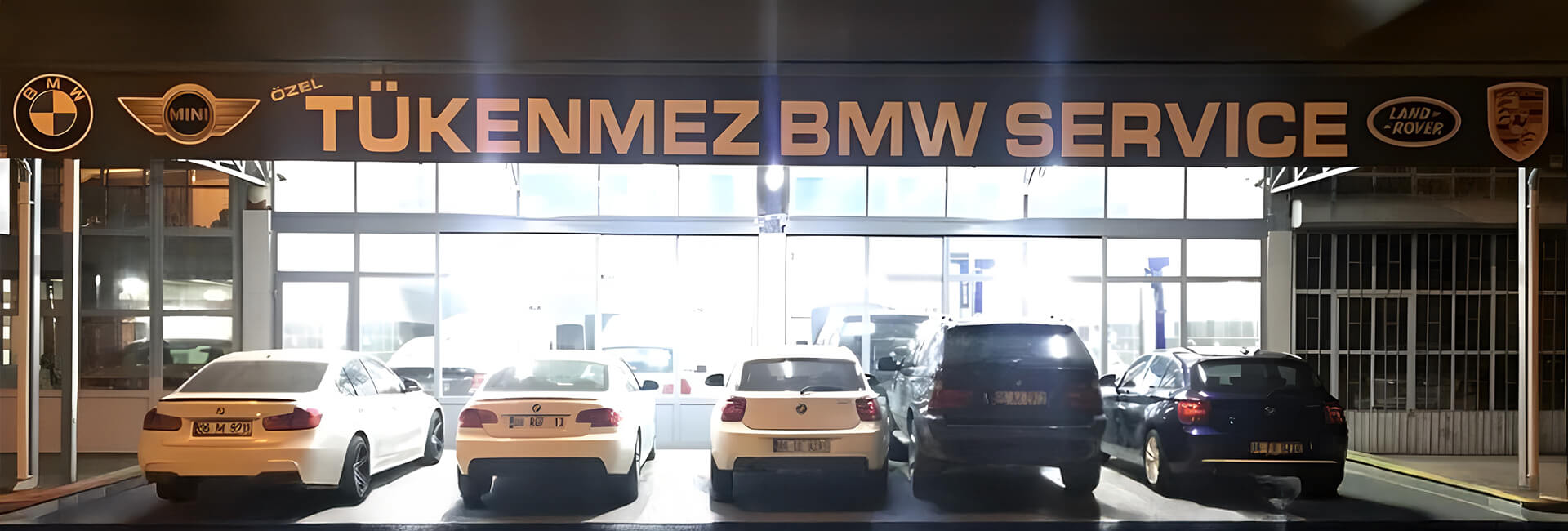 Tükenmez bağımsız özel servis girişindeki otomobiller